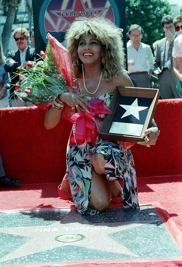 En 1966, los Rolling Stones invitaron al dúo a telonearles en una gira por el Reino Unido, y en 1969, a Estados Unidos.En la foto: Tina Turner junto a su estrella en el Paseo de la fama de Hollywood, 1986. - Sputnik Mundo