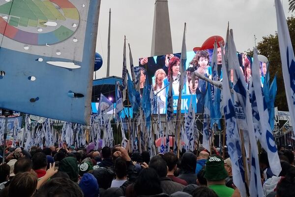 Liderada por Cristina Fernández, una multitud celebró los 20 años de kirchnerismo en Argentina. - Sputnik Mundo