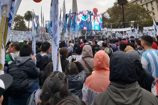 Liderada por Cristina Fernández, una multitud celebró los 20 años de kirchnerismo en Argentina. - Sputnik Mundo