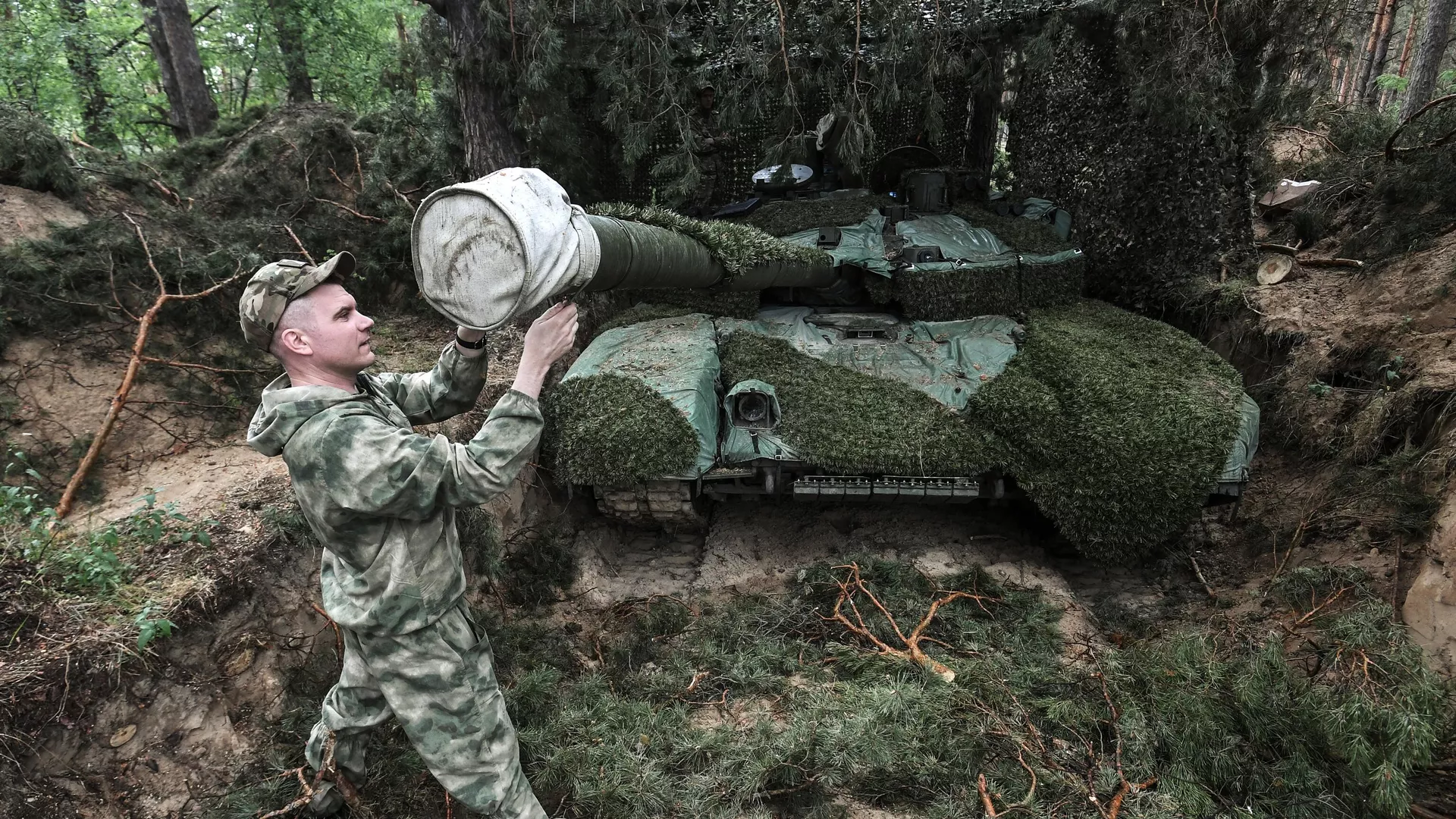 Un miembro de la tripulación de un tanque inspecciona un tanque T-90 Proriv que acaba de llegar a la unidad, en el sector sur de una operación militar especial. Un miembro de la tripulación de un tanque inspecciona un tanque T-90 Proriv que acaba de llegar a la unidad, en el sector sur de una operación militar especial.