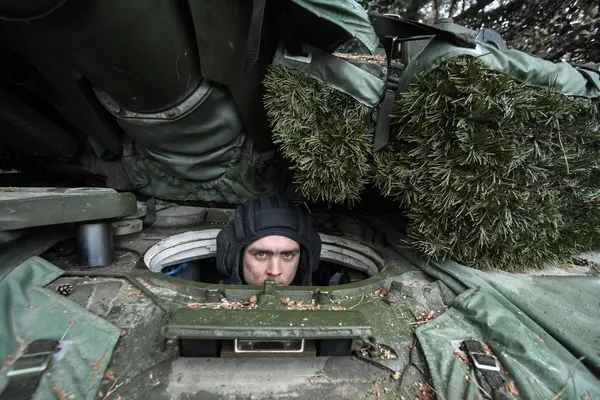 Член танкового экипажа осматривает поступивший в подразделение танк Т-90 Прорыв, в южном секторе СВО Член танкового экипажа осматривает поступивший в подразделение танк Т-90 Прорыв, в южном секторе СВО