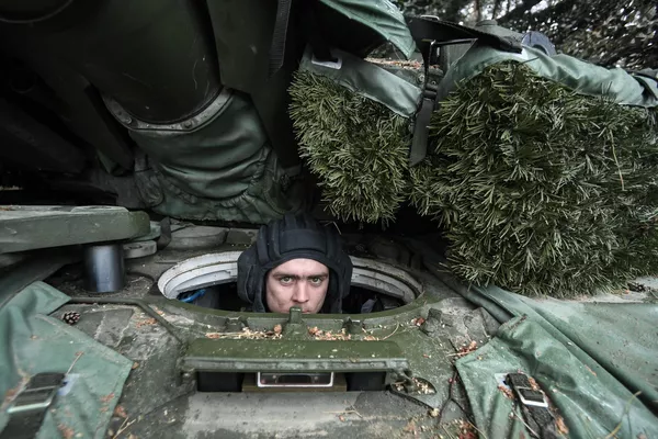 Los carros de combate T-90M Proriv proporcionan apoyo de fuego a las unidades de infantería motorizada, lo que permite su avance. - Sputnik Mundo