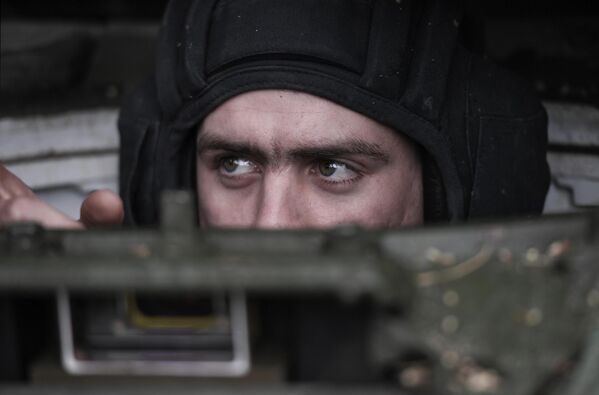 El vehículo está dotado de una capacidad de búsqueda y vigilancia significativamente mayor para el comandante, tanto desde posiciones estacionarias como en movimiento a cualquier hora del día. Utiliza un sistema de armas guiadas y un sistema automático de localización de objetivos. Además, el tanque ha sido equipado con modernos sistemas de aire acondicionado y cámaras de vigilancia, equipos de comunicaciones y conexión a sistemas centralizados de gestión del campo de batalla. - Sputnik Mundo