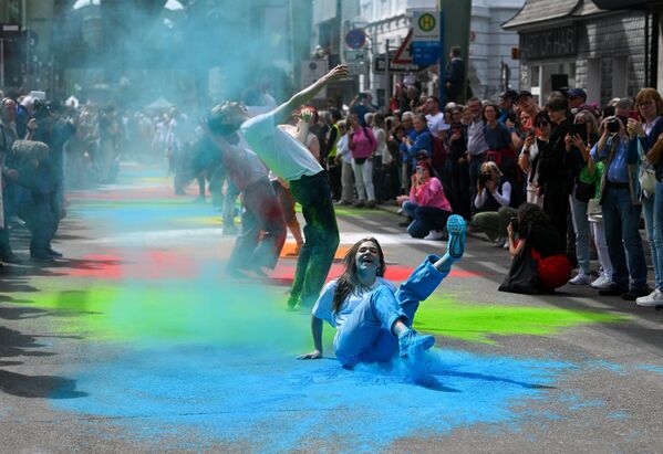 Unos 200 bailarines, profesionales y aficionados, actúan en la Sonnborner Strasse de Wuppertal, Alemania, durante un espectáculo organizado por el célebre Tanztheater Wuppertal Pina Bausch y dirigido por el coreógrafo francés Boris Charmatz. - Sputnik Mundo