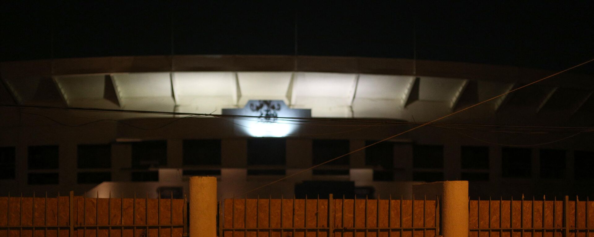 Varias personas reunidas afuera del Estadio Nacional de Chile para prender veladoras en honor a las víctimas de tortura y detención de la dictadura militar de Augusto Pinochet (1973-1990). - Sputnik Mundo, 1920, 28.05.2023