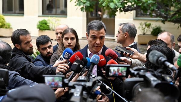 Pedro Sánchez, el presidente del Gobierno español, habla con los medios tras votar en Madrid el 28 de mayo de 2023 - Sputnik Mundo