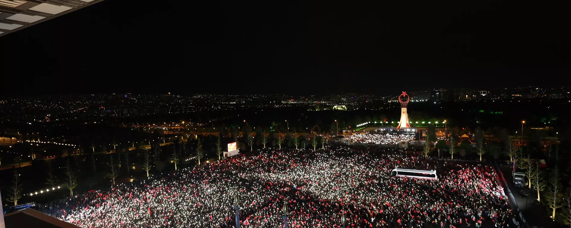 Cientos de miles de personas frente al Palacio Presidencial de Ankara para festejar el triunfo de Erdogan en la segunda vuelta de las elecciones Cientos de miles de personas frente al Palacio Presidencial de Ankara para festejar el triunfo de Erdogan en la segunda vuelta de las elecciones - Sputnik Mundo, 1920, 28.05.2023