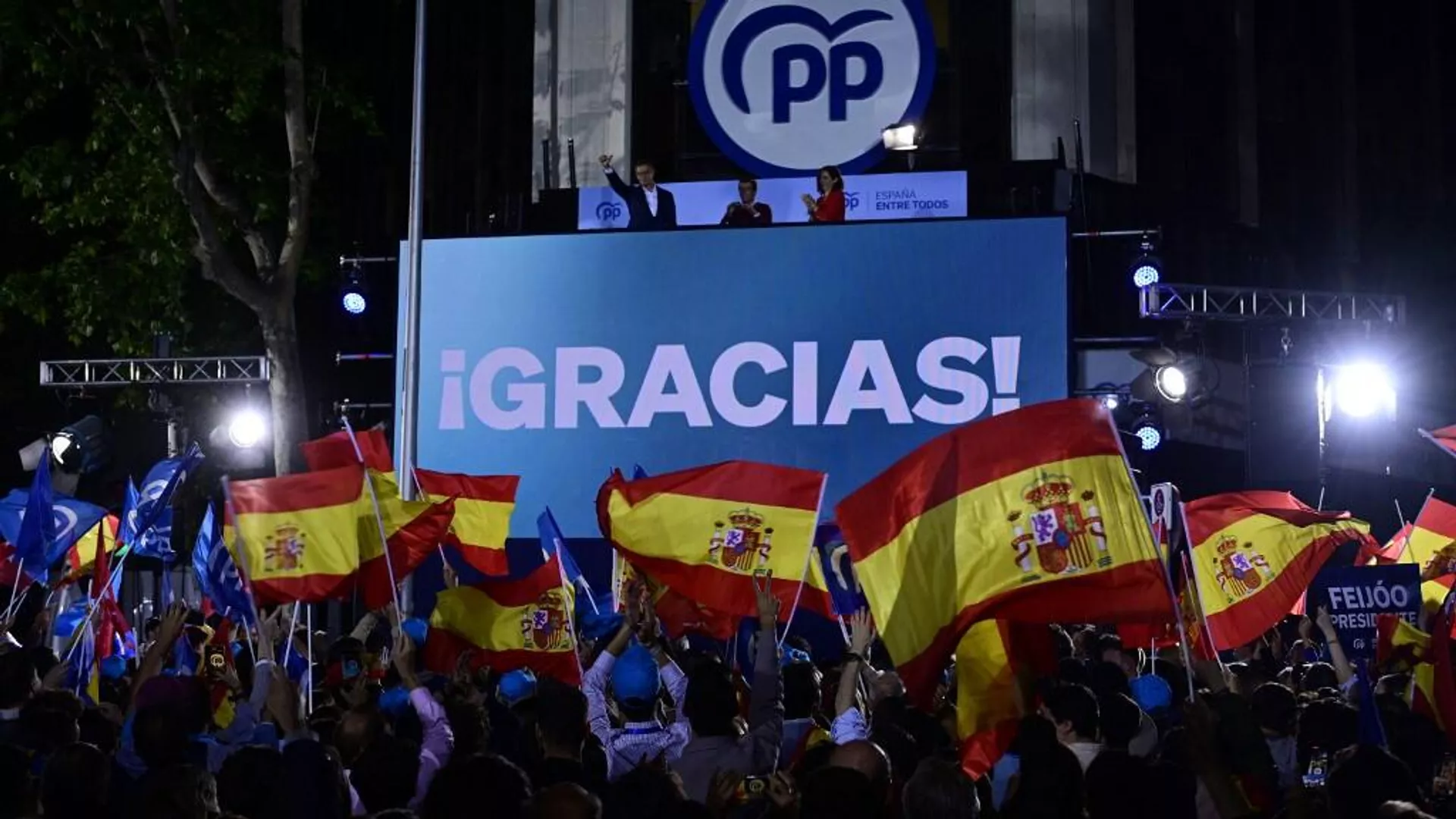 Simpatizantes del Partido Popular (PP) ondean banderas mientras se reúnen para celebrar el resultado de las urnas frente a la sede del partido en Madrid el 28 de mayo de 2023 tras las elecciones locales y regionales celebradas en España. Simpatizantes del Partido Popular (PP) ondean banderas mientras se reúnen para celebrar el resultado de las urnas frente a la sede del partido en Madrid el 28 de mayo de 2023 tras las elecciones locales y regionales celebradas en España. - Sputnik Mundo, 1920, 23.07.2023