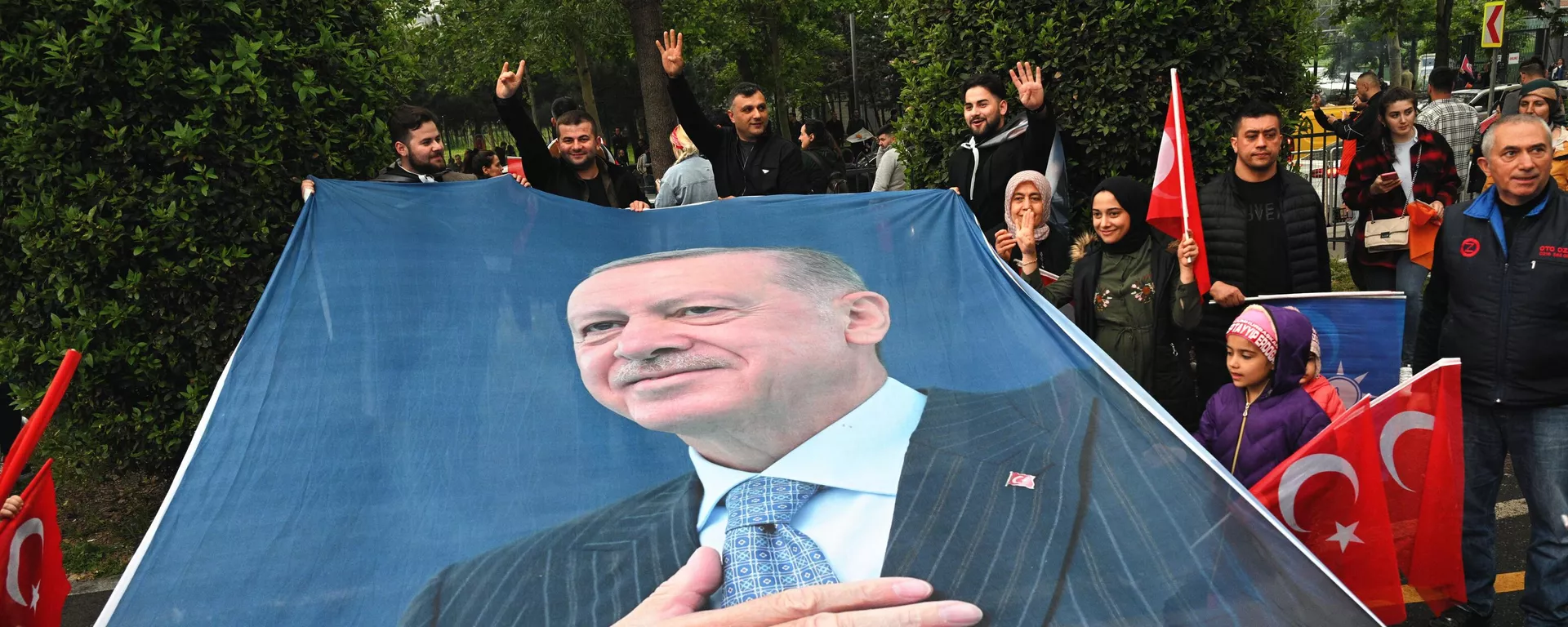 Simpatizantes del actual presidente turco, Recep Tayyip Erdogan, ante la sede del partido gobernante, el Partido de la Justicia y el Desarrollo, el 28 de mayo Simpatizantes del actual presidente turco, Recep Tayyip Erdogan, ante la sede del partido gobernante, el Partido de la Justicia y el Desarrollo, el 28 de mayo - Sputnik Mundo, 1920, 30.05.2023