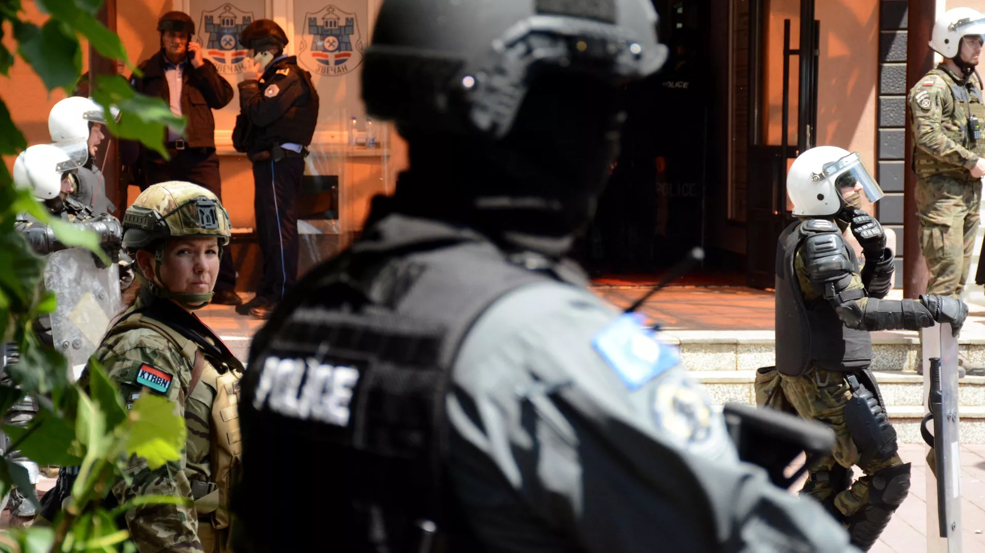 La Policía de Kosovo, junto con la policía militar de la KFOR en Zvecan mientras los serbokosovares se reúnen fuera del edificio, el 29 de mayo de 2023 La Policía de Kosovo, junto con la policía militar de la KFOR en Zvecan mientras los serbokosovares se reúnen fuera del edificio, el 29 de mayo de 2023 - Sputnik Mundo, 1920, 05.06.2023