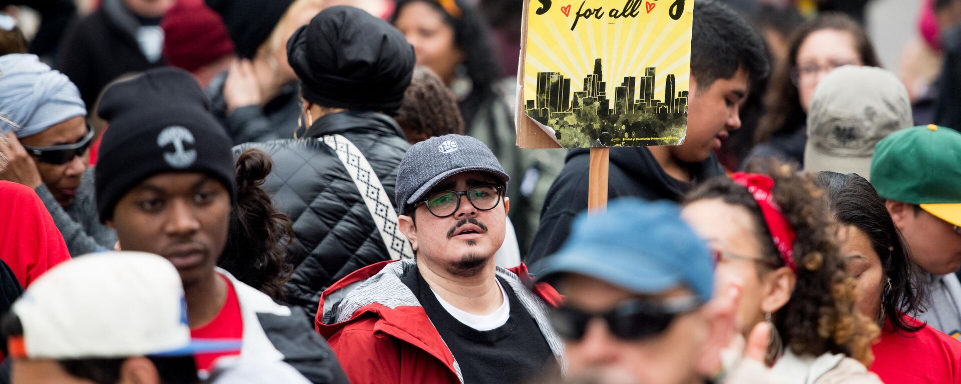 Una marcha de migrantes en la ciudad de Oakland, California, en apoyo a las ciudades santuario en EEUU - Sputnik Mundo, 1920, 30.05.2023