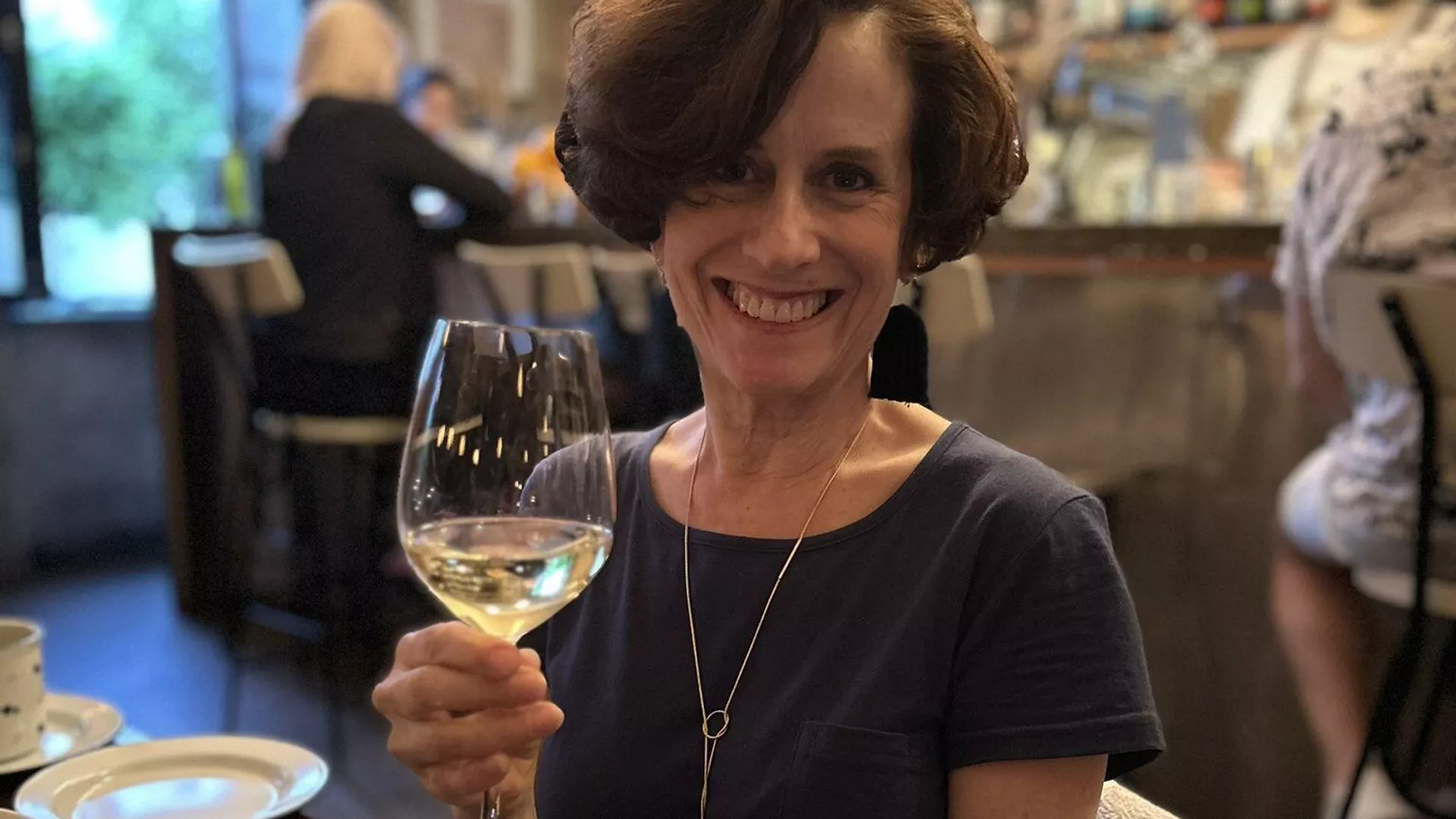 La periodista y académica mexicana Denisse Dresser en un restaurante en Kiev, en mayo de 2023