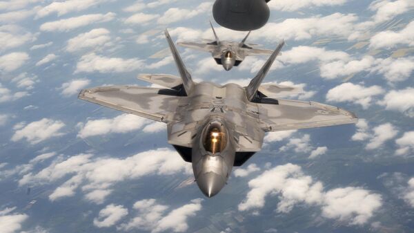 Raptors F22 de la Fuerza Aérea estadounidense durante una maniobra en Polonia - Sputnik Mundo