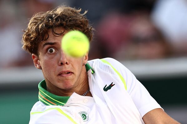 El tenista francés Arthur Cazaux perdió en la primera jornada del torneo de Roland Garros en París ante su compatriota Corentin Moutet. Con ello, será mejor recordado por esta foto que por la derrota. - Sputnik Mundo