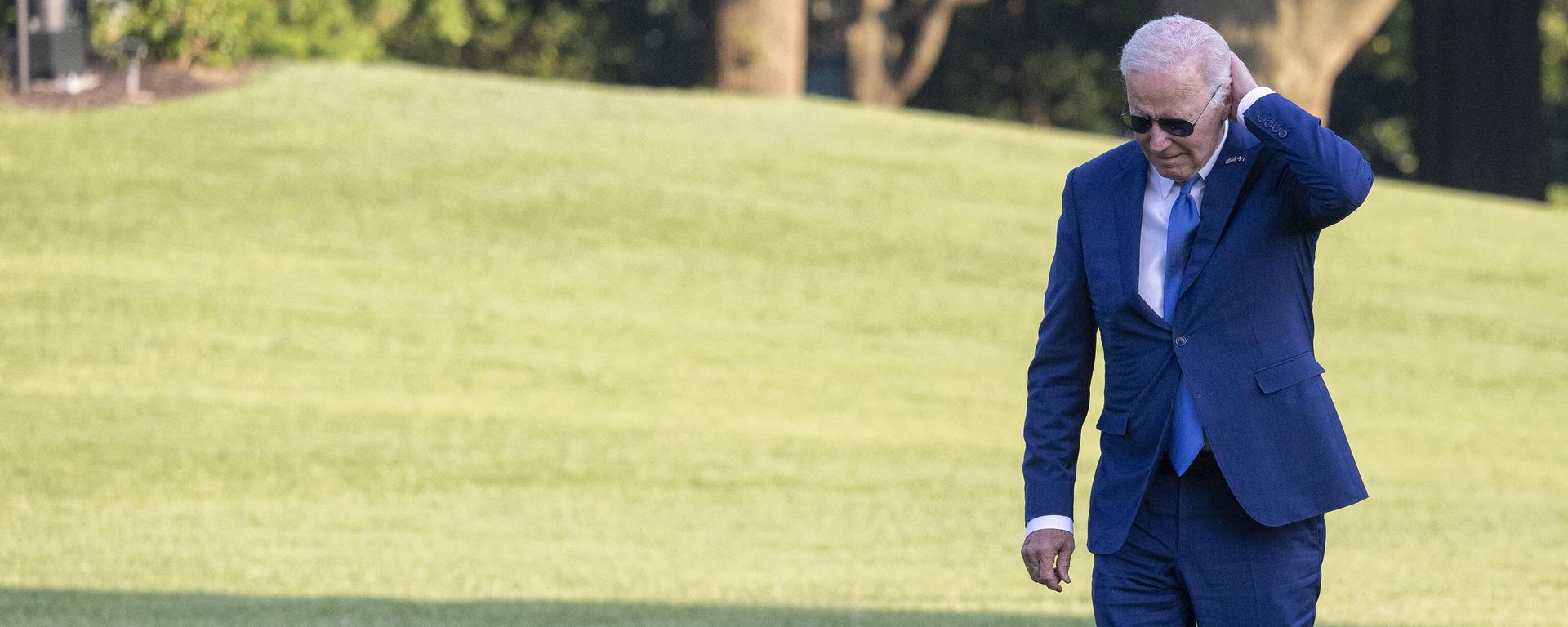 Joe Biden, presidente de EEUU, tras golpearse la cabeza al salir del helicóptero en el jardín de la Casa Blanca - Sputnik Mundo, 1920, 13.06.2023