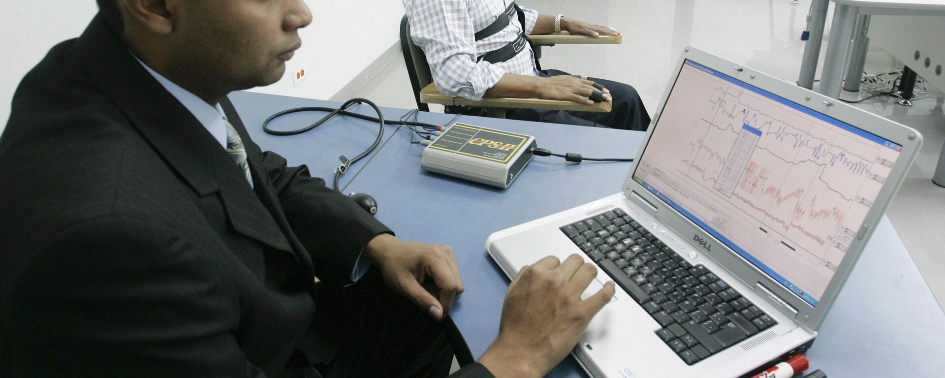 Un hombre sometido al polígrafo durante un curso en Colombia en 2007 - Sputnik Mundo, 1920, 02.06.2023