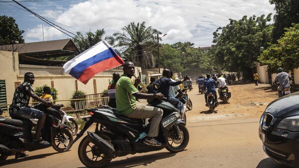 La bandera de Rusia en África - Sputnik Mundo