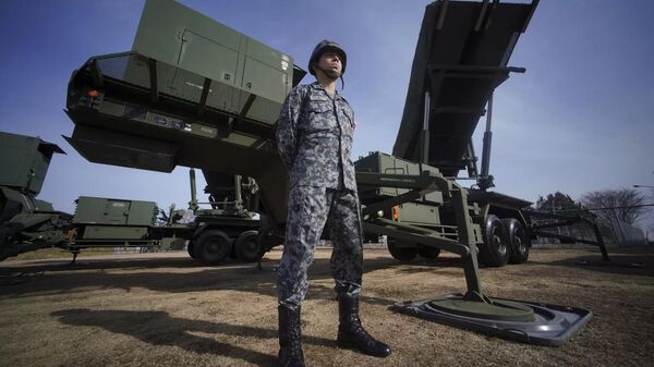 Un miembro de las Fuerzas de Autodefensa de Japón junto a un vehículo interceptor de misiles PATRIOT Advanced Capability -3 - Sputnik Mundo