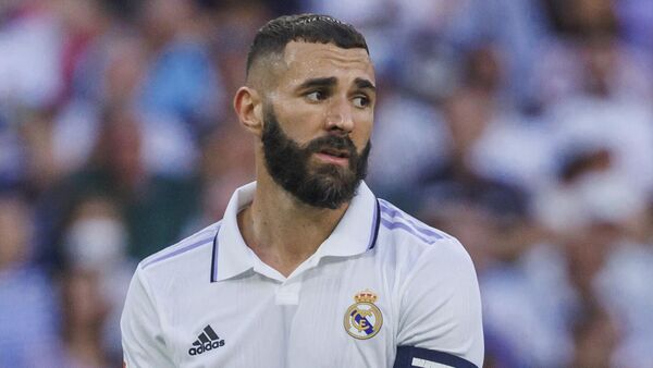 Karim Benzema, del Real Madrid, observa durante un partido de la Liga española de fútbol entre el Real Madrid y el Betis, el 3 de septiembre de 2022  - Sputnik Mundo