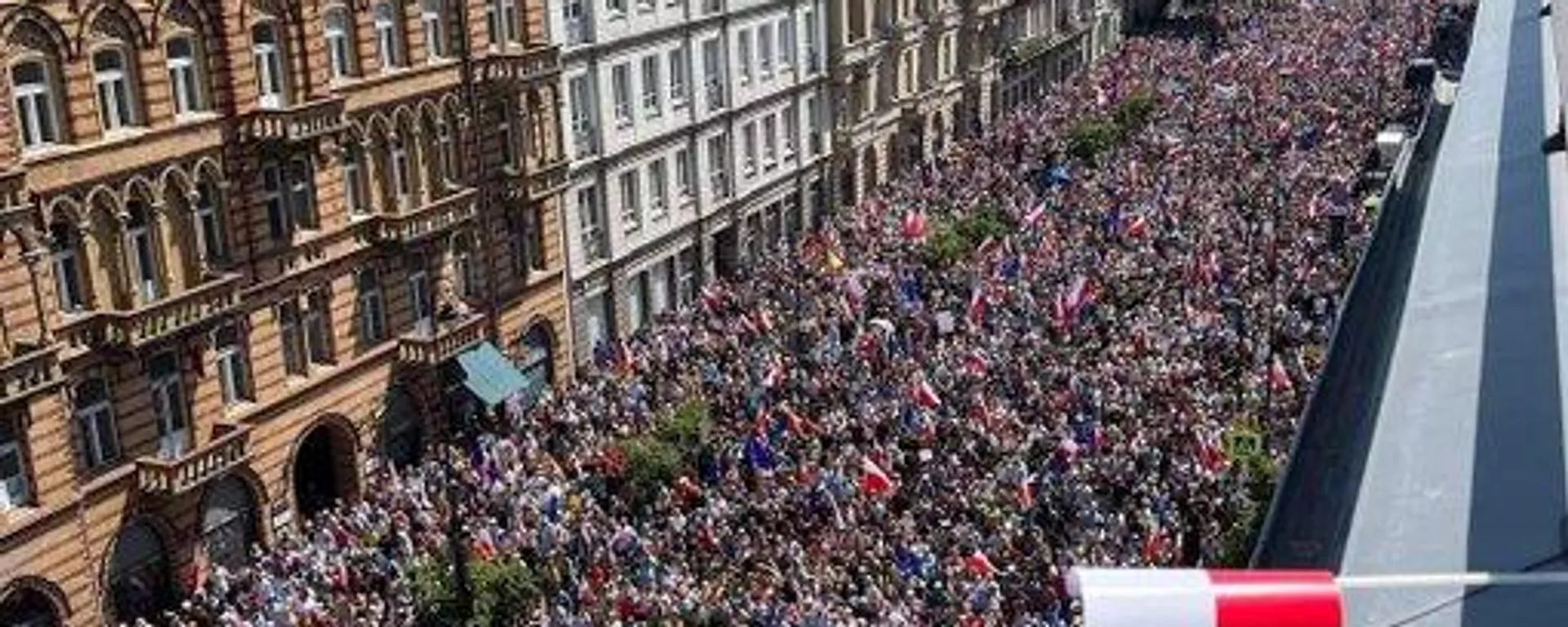 Miles de polacos protestaron este domingo contra las políticas del gobierno del presidente Andrzej Duda. Miles de polacos protestaron este domingo contra las políticas del gobierno del presidente Andrzej Duda. - Sputnik Mundo, 1920, 05.06.2023