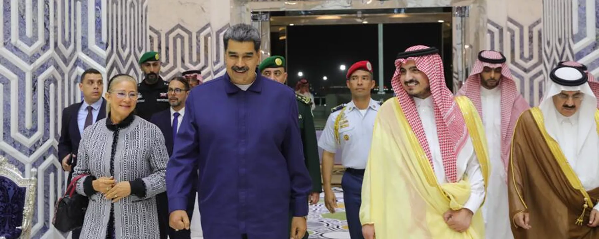 Nicolás Maduro, presidente de Venezuela, Badr bin Sultan bin Abdulaziz Al Saud, vicegobernador de La Meca - Sputnik Mundo, 1920, 05.06.2023