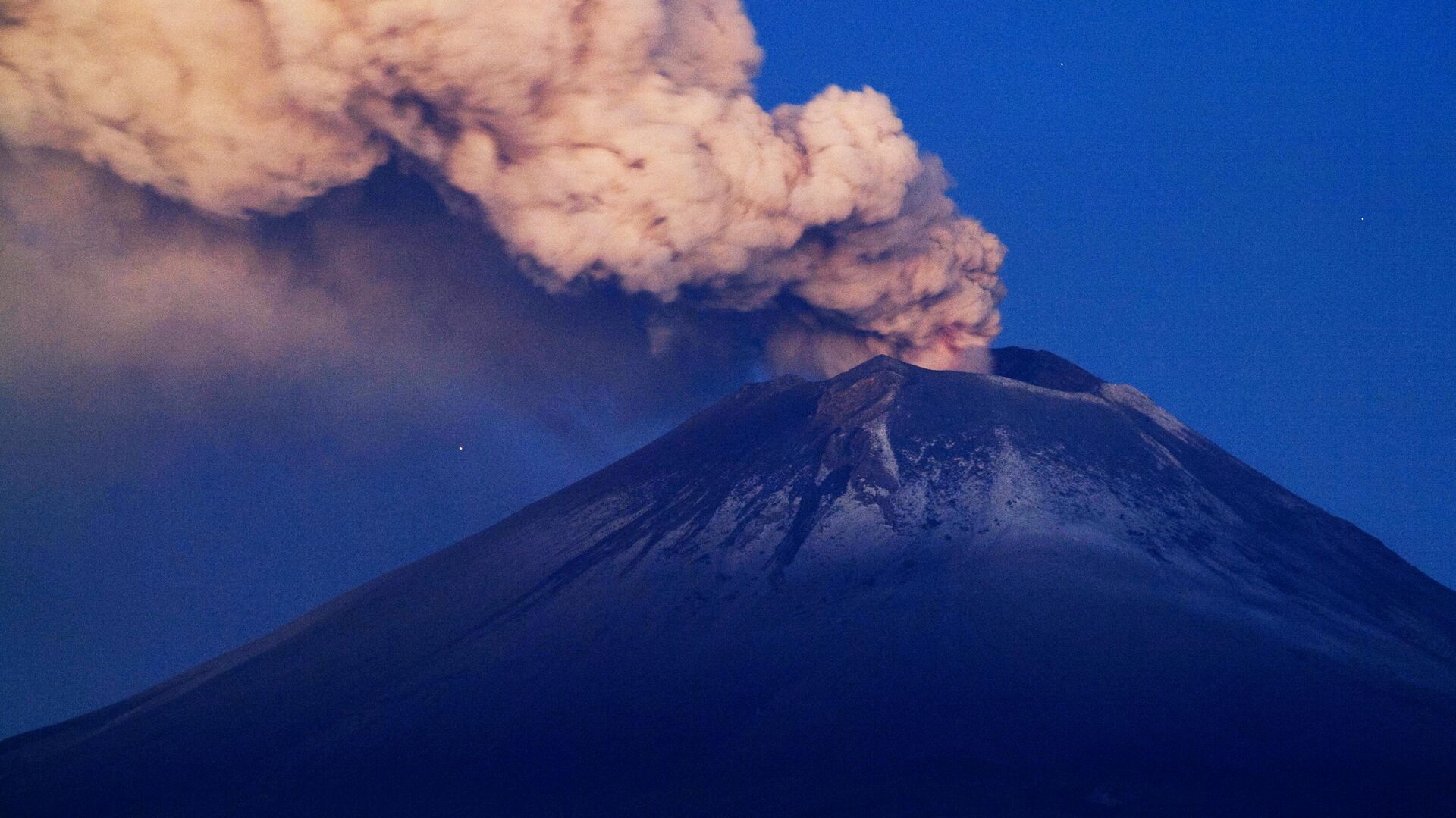 El Volcán Popocatépetl, uno de los más activos en México. - Sputnik Mundo, 1920, 28.02.2024