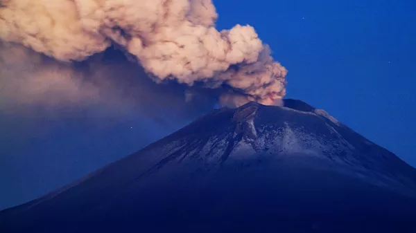 El Volcán Popocatépetl, uno de los más activos en México. - Sputnik Mundo