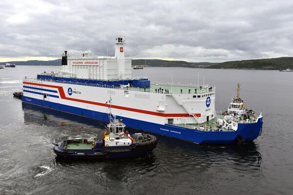 La central nuclear flotante Akademik Lomonosov está siendo remolcada a su destinación de operaciones - Sputnik Mundo