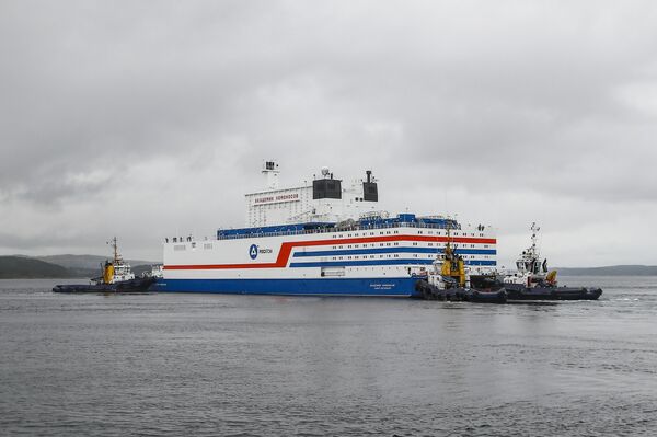 La central nuclear flotante Akademik Lomonosov está siendo remolcada a su destinación de operaciones - Sputnik Mundo