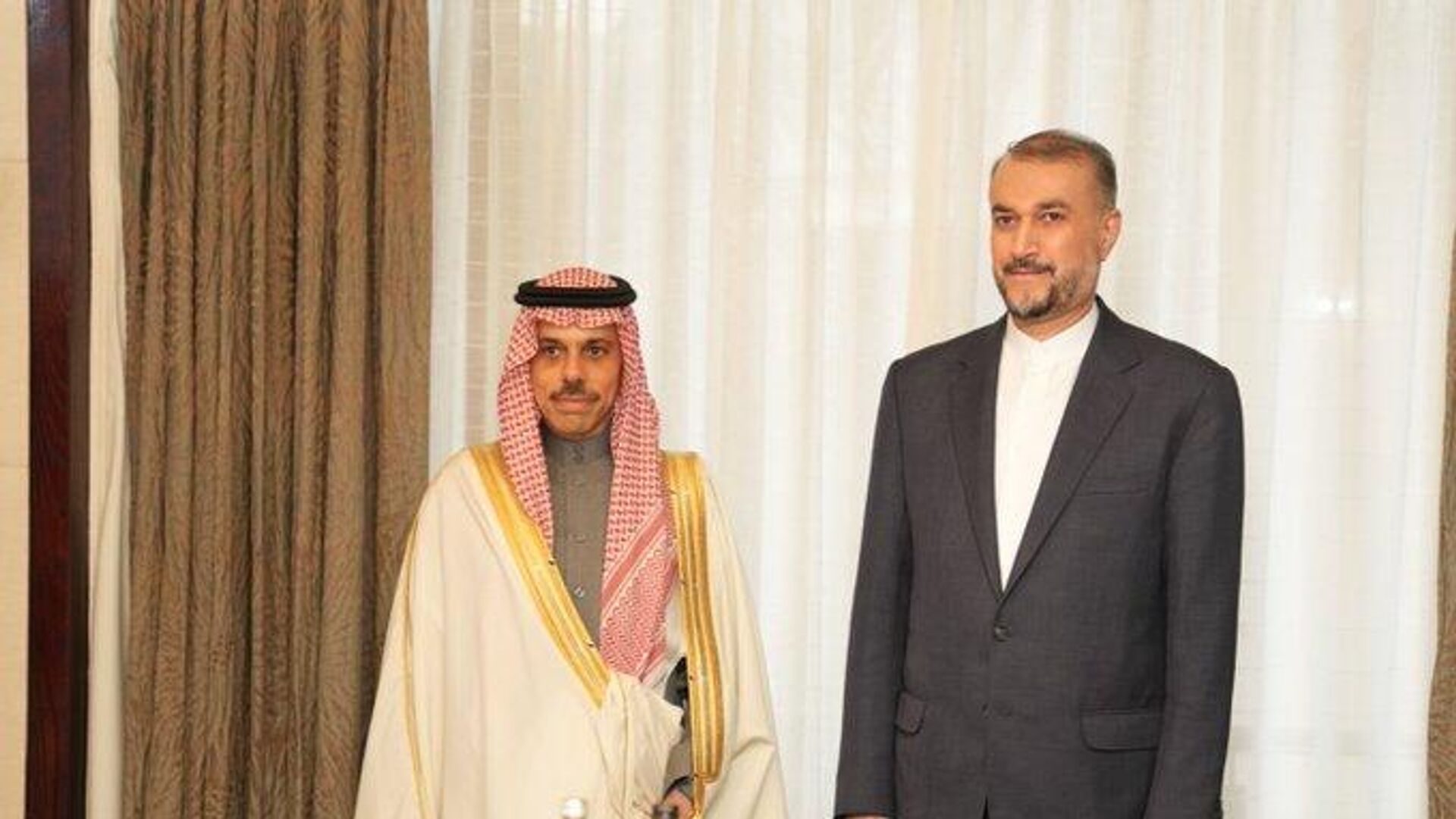 Los ministros de relaciones exteriores de Irán, Hossein Amir-Abdollahian, y de Arabia Saudí, Faisal bin Farhan Al Saud. - Sputnik Mundo, 1920, 07.06.2023