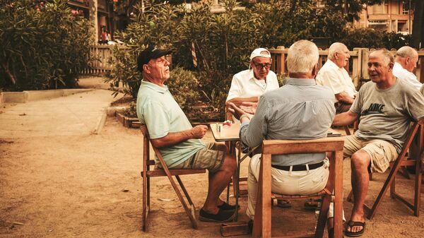 Ancianos en Barcelona, España  - Sputnik Mundo