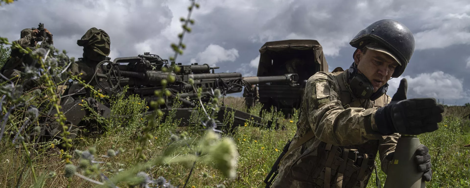 Un militar ucraniano instala una espoleta para un proyectil de artillería de 155 mm antes de disparar contra posiciones rusas desde un obús M777 suministrado por EEUU Un militar ucraniano instala una espoleta para un proyectil de artillería de 155 mm antes de disparar contra posiciones rusas desde un obús M777 suministrado por EEUU - Sputnik Mundo, 1920, 10.06.2023