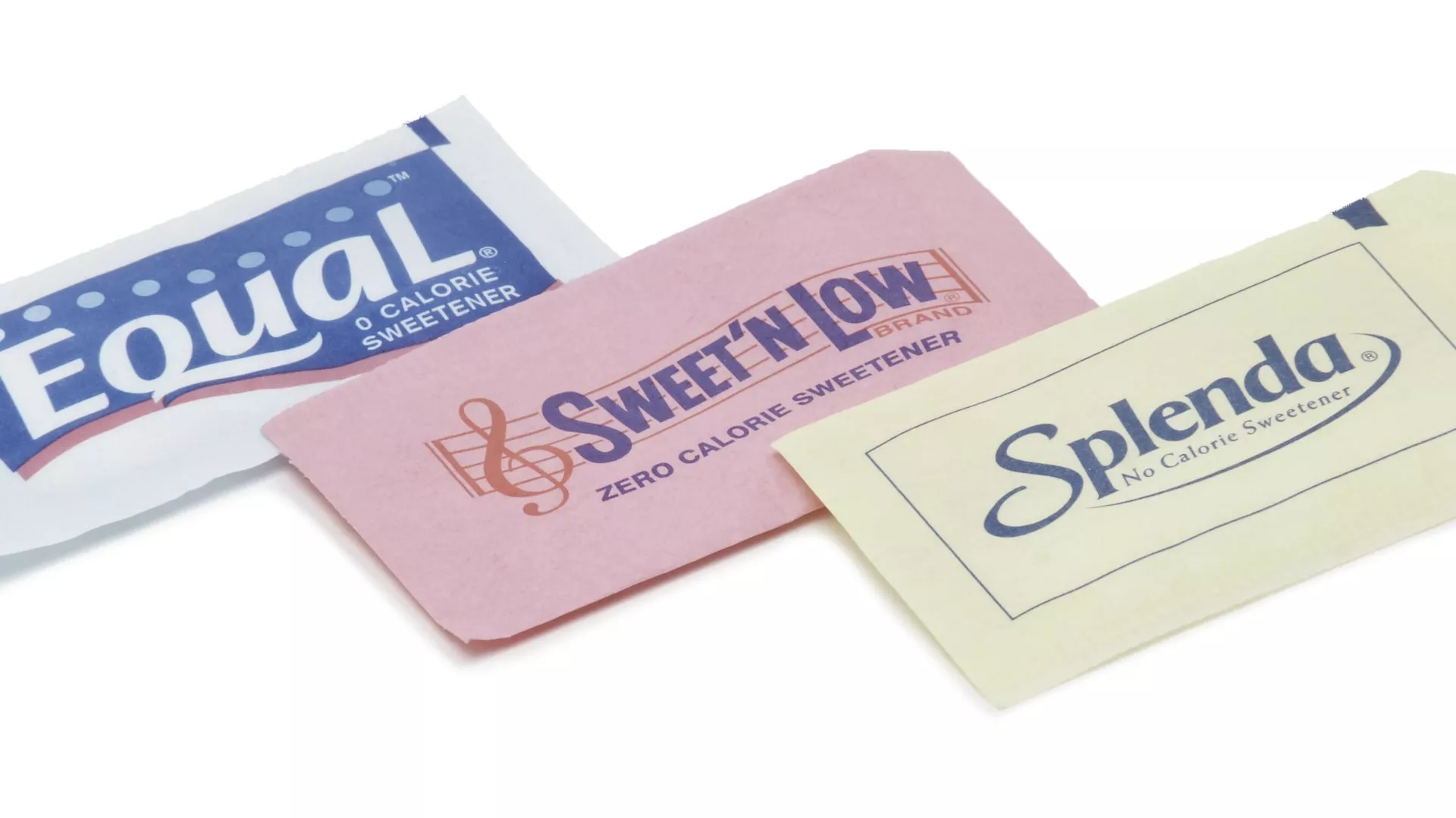 Los edulcorantes artificiales sin calorías, que suelen encontrarse en restaurantes y locales que sirven café o té calientes. De izquierda a derecha: Equal, Sweet n Low y Splenda.