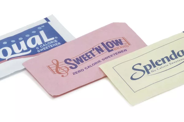 Los edulcorantes artificiales sin calorías, que suelen encontrarse en restaurantes y locales que sirven café o té calientes. De izquierda a derecha: Equal, Sweet&#x27;n Low y Splenda. - Sputnik Mundo