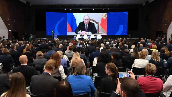 Vladímir Putin, presidente de Rusia, durante su videomensaje al Foro Internacional de Ministros de Educación Formando el futuro - Sputnik Mundo