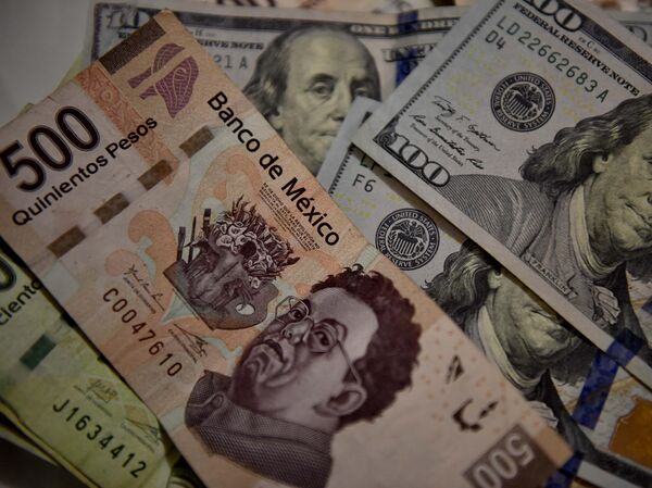 El peso mexicano está en un nivel menor a las 18 unidades por dólar. - Sputnik Mundo