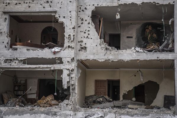 Un mural en el interior de una casa destruida por un misil israelí en la misma localidad. - Sputnik Mundo