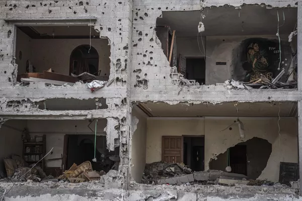 Un mural en el interior de una casa destruida por un misil israelí en la misma localidad. Un mural en el interior de una casa destruida por un misil israelí en la misma localidad. - Sputnik Mundo