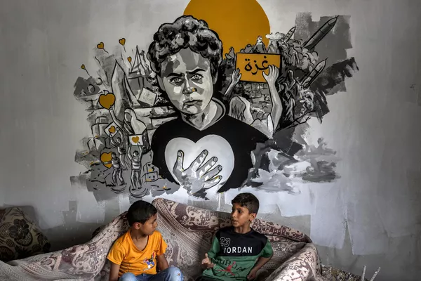 Un grupo de niños israelíes ante un mural en la pared de una de las casas destruidas de Deir al-Balah. Un grupo de niños israelíes ante un mural en la pared de una de las casas destruidas de Deir al-Balah. - Sputnik Mundo