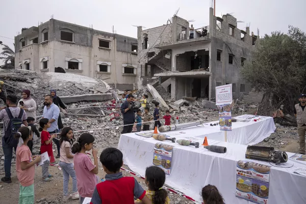 El conflicto entre Palestina e Israel, que dura ya más de 70 años, se recrudeció dramáticamente la noche del 11 de mayo. Desde la Franja de Gaza se lanzaron 400 cohetes contra Israel, ante los que falló incluso la famosa Cúpula de Hierro. El Ejército israelí atacó infraestructuras y viviendas en la Franja de Gaza, causando decenas de muertos, entre ellos niños.En la foto: habitantes observan en la exposición fragmentos de misiles israelíes que explotaron. El conflicto entre Palestina e Israel, que dura ya más de 70 años, se recrudeció dramáticamente la noche del 11 de mayo. Desde la Franja de Gaza se lanzaron 400 cohetes contra Israel, ante los que falló incluso la famosa Cúpula de Hierro. El Ejército israelí atacó infraestructuras y viviendas en la Franja de Gaza, causando decenas de muertos, entre ellos niños.En la foto: habitantes observan en la exposición fragmentos de misiles israelíes que explotaron. - Sputnik Mundo