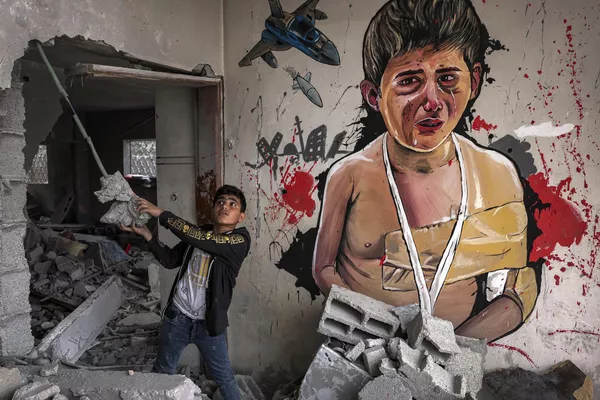 Un mural en la pared de una casa destruida. Un mural en la pared de una casa destruida. - Sputnik Mundo