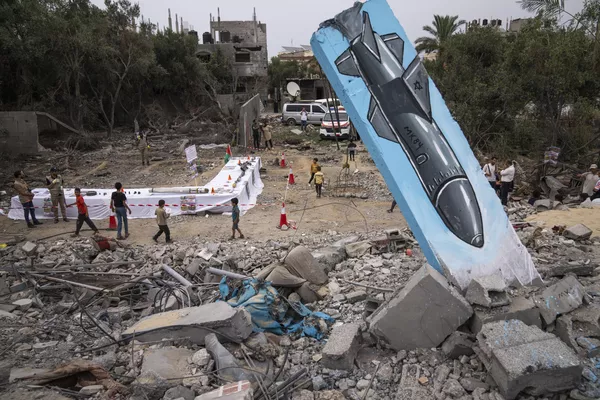 Los palestinos quieren establecer su Estado en Cisjordania y la Franja de Gaza, con Jerusalén Oriental como capital, y presionan para que las futuras fronteras con Israel sigan las líneas que existían antes de la Guerra de los Seis días, ocurrida en 1967.En la foto: residentes locales pasan junto a un mural sobre los escombros de una casa arruinada en Deir al-Balah. Los palestinos quieren establecer su Estado en Cisjordania y la Franja de Gaza, con Jerusalén Oriental como capital, y presionan para que las futuras fronteras con Israel sigan las líneas que existían antes de la Guerra de los Seis días, ocurrida en 1967.En la foto: residentes locales pasan junto a un mural sobre los escombros de una casa arruinada en Deir al-Balah. - Sputnik Mundo