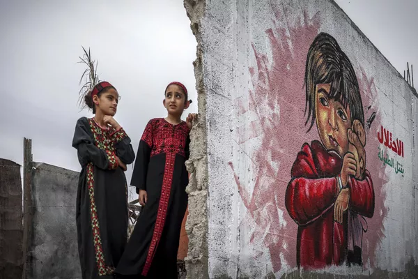 Israel, por su parte, se niega a volver a las fronteras de 1967 y a dividir Jerusalén.En la foto: Niños palestinos ante un mural. Israel, por su parte, se niega a volver a las fronteras de 1967 y a dividir Jerusalén.En la foto: Niños palestinos ante un mural. - Sputnik Mundo