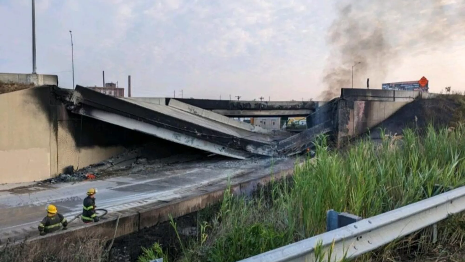 Este domingo 11 de junio, una parte de la carretera I-95 colapsó. Este domingo 11 de junio, una parte de la carretera I-95 colapsó. - Sputnik Mundo, 1920, 12.06.2023