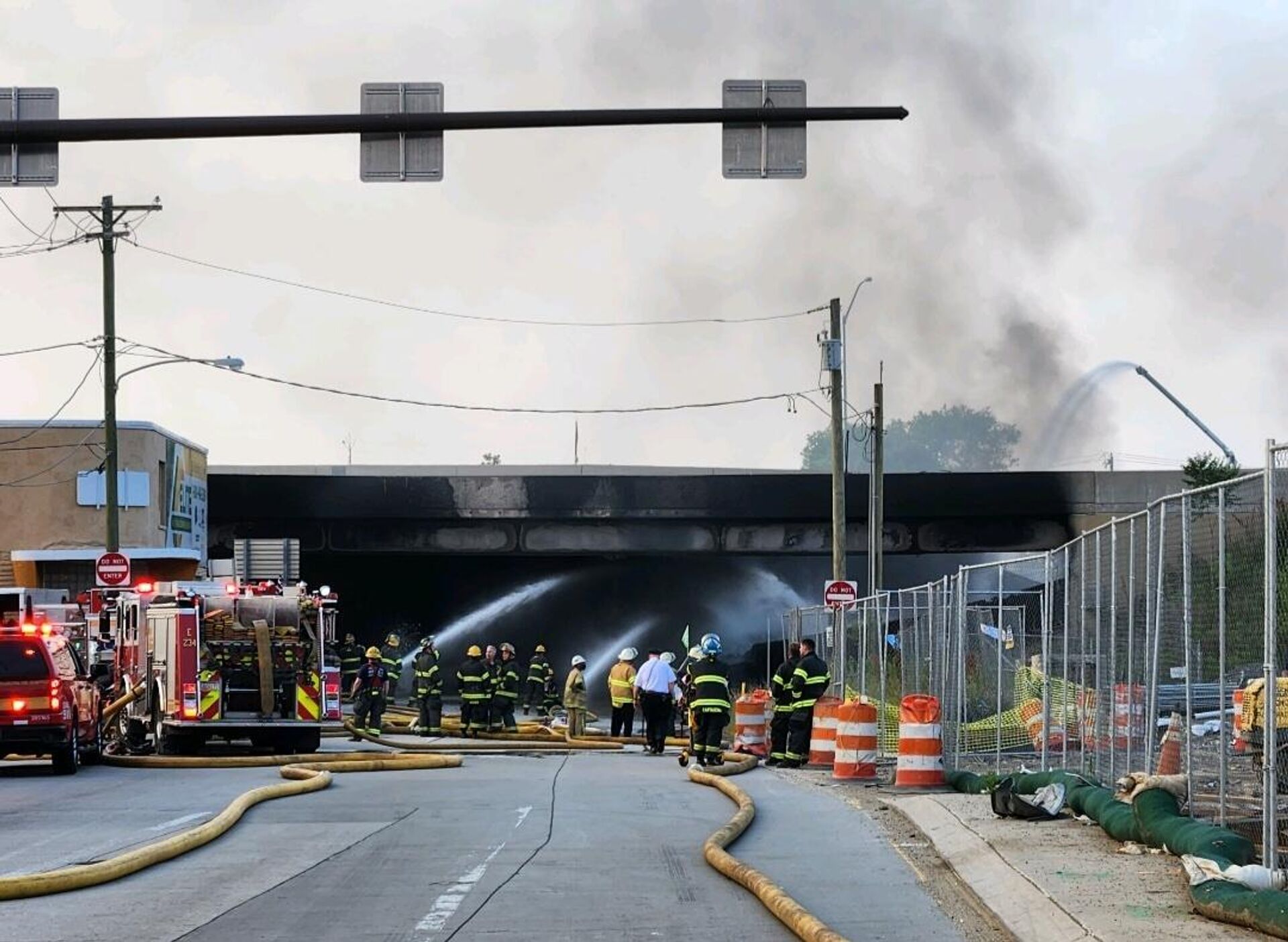 El desplome se dio luego del incendio de un camión justo debajo del tramo afectado - Sputnik Mundo, 1920, 12.06.2023