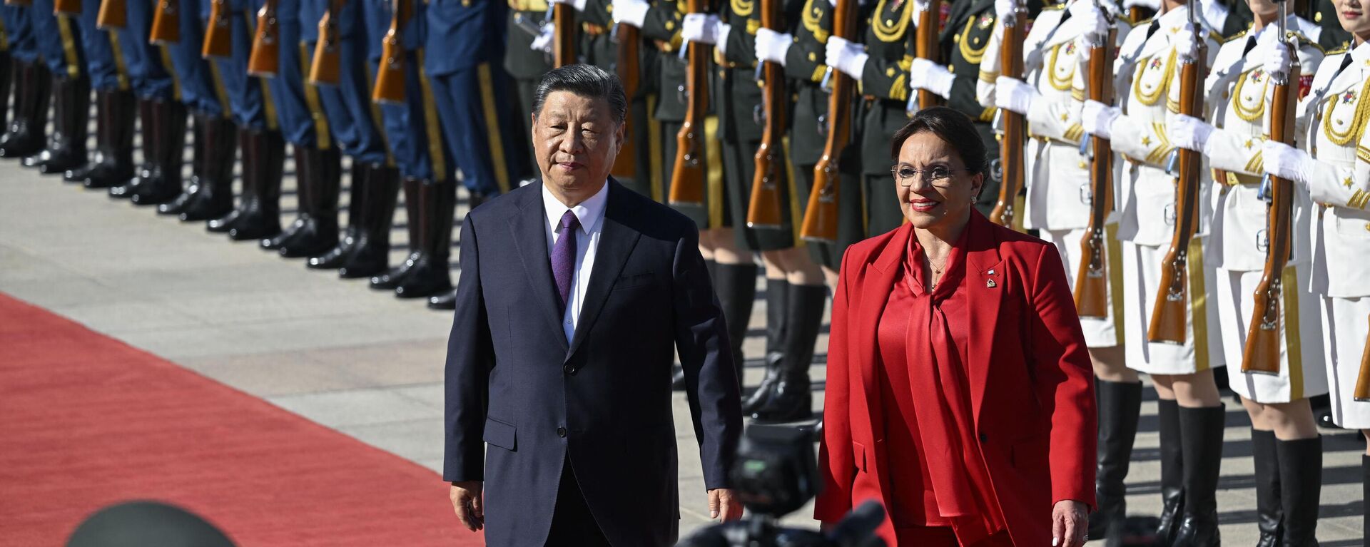 El presidente China, Xi Jinping, y su par hondureña, Xiomara Castro - Sputnik Mundo, 1920, 12.06.2023