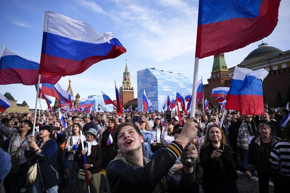 Los eventos más brillantes se celebran tradicionalmente en la capital rusa, en la Plaza Roja. En la foto: público durante el tradicional concierto del Día de Rusia en la Plaza Roja de Moscú. - Sputnik Mundo