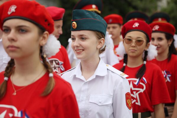 Miembros de organizaciones patrióticas infantiles y juveniles durante las festividades del Día de Rusia en Krasnodar. - Sputnik Mundo