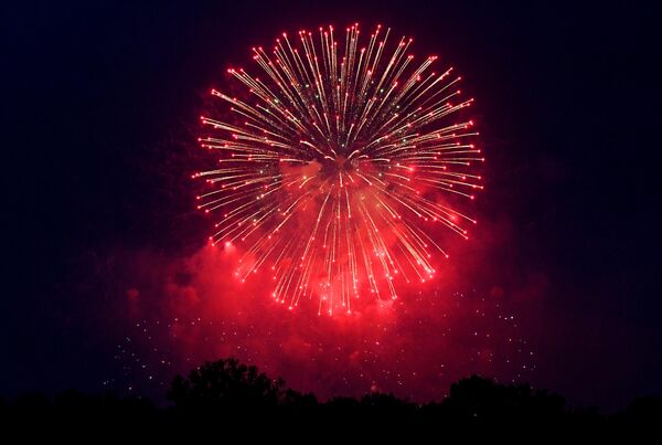 Rusia alberga a más de 190 pueblos en una superficie de más de 17 millones de kilómetros. En la foto: fuegos artificiales festivos en honor del Día de Rusia en la ciudad rusa de Krasnoyarsk. - Sputnik Mundo
