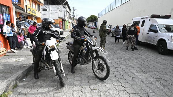 Soldados y policías escoltan a un prisionero (de naranja) a la corte, fuera de la prisión Pichincha 1 en Quito, el 8 de noviembre de 2022  - Sputnik Mundo